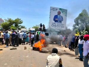 Highway closed as protests erupt in Luanda, Vihiga County after Senator Godfrey Osotsi was attacked by goons in Kisumu.Luanda has Luhyas and Luos who reside there. This would easily cause ethnic war in the area because of the STUPIDITY